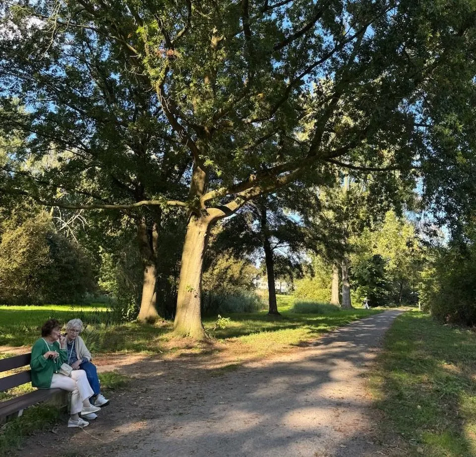 Toos y Riekie junto al árbol donde Toos fue liberada hace 44 años.