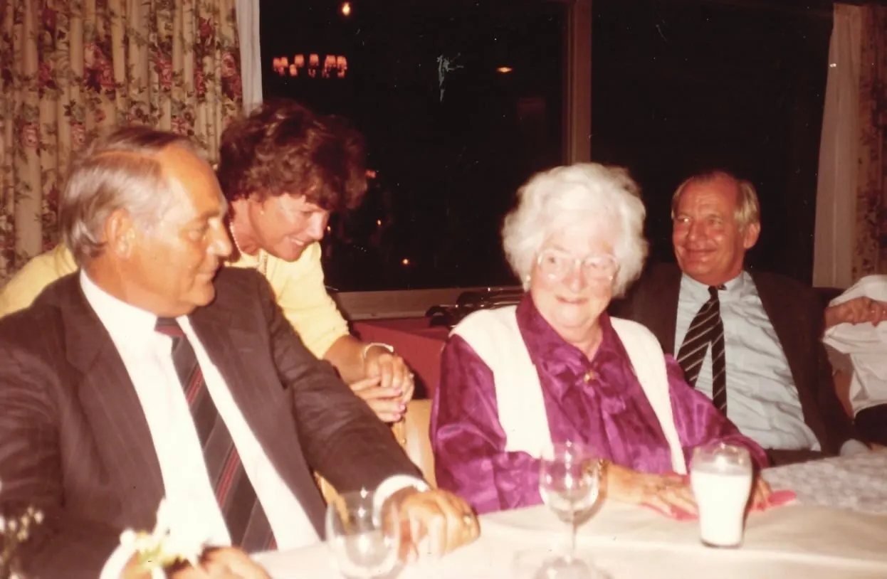 Gerrit y Toos a la mesa con Arie y Rie van der Valk-Mulder